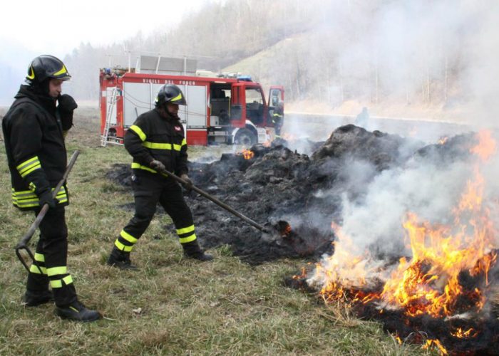 A fuoco 300 rotoballe di fieno,vigili del fuoco impegnati per 9 ore