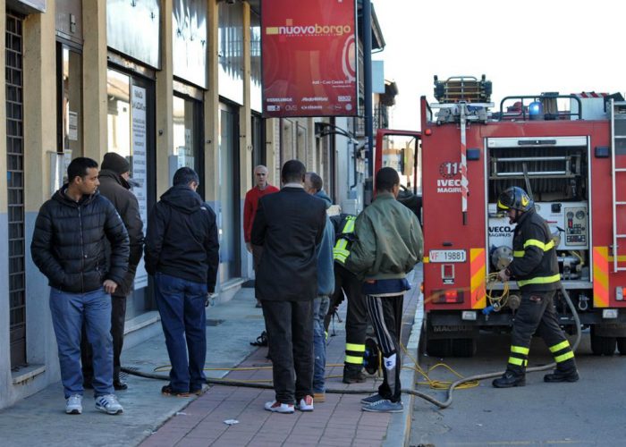 A fuoco dei materassisotto la farmacia di corso Casale