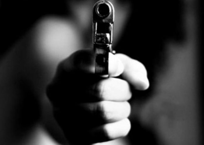A Motta colpo del rapinatore silenzioso Punta la pistola e scappa con 200 euro