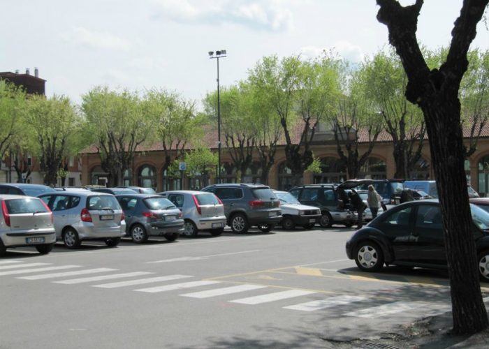 A Nizza una raccolta firmecontro gli stalli blu in piazza Garibaldi