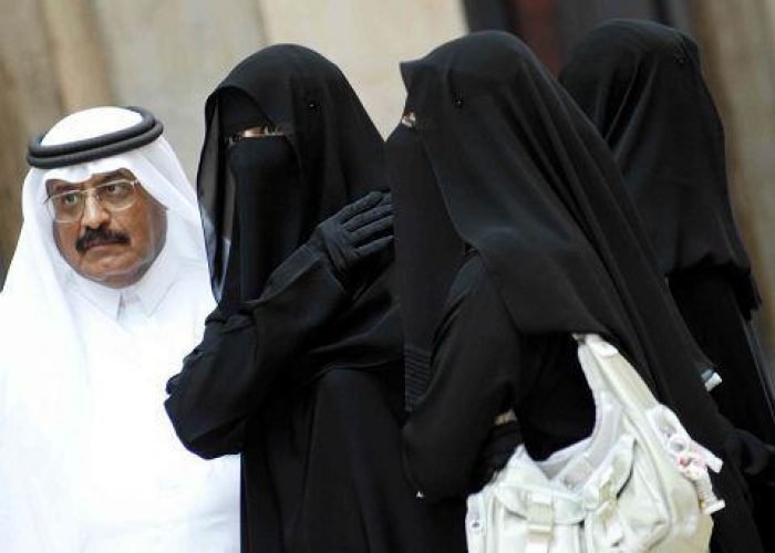 A. Saudita/ Poligamo sposa 4 donne: tutte dello stesso liceo