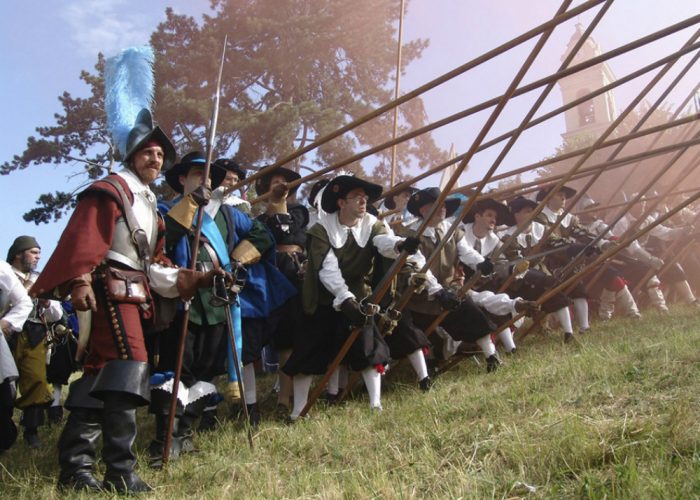 Accampamento militare in piazza Castello,anteprima torinese per l'Assedio di Canelli