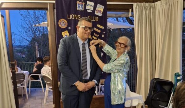 La Past President del Club Annamaria Gianuzzi “spilla” il nuovo Presidente Walter Valente