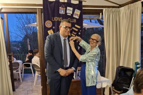 La Past President del Club Annamaria Gianuzzi “spilla” il nuovo Presidente Walter Valente