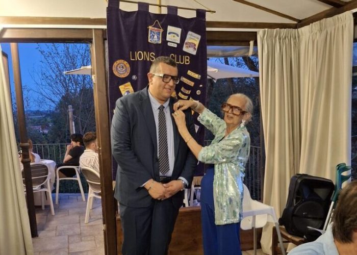 La Past President del Club Annamaria Gianuzzi “spilla” il nuovo Presidente Walter Valente