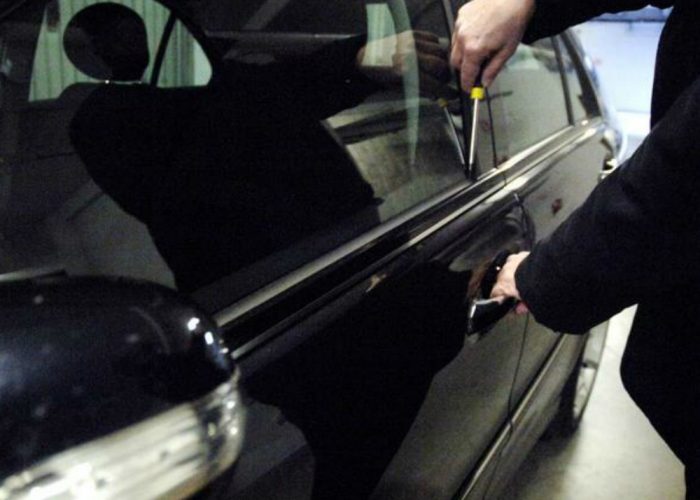 Agente della municipale in borghesesventa furto d'auto in zona ospedale
