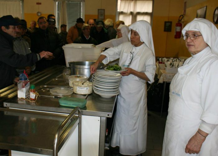 «Aiutiamo oltre mille personee cuciniamo per loro»