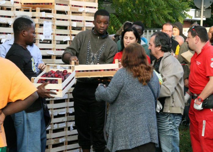 Alla Croce Rossa centinaiain coda per la frutta gratis