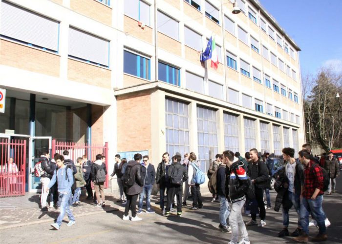 AllArtom i ragazzistudiano anche a scuola