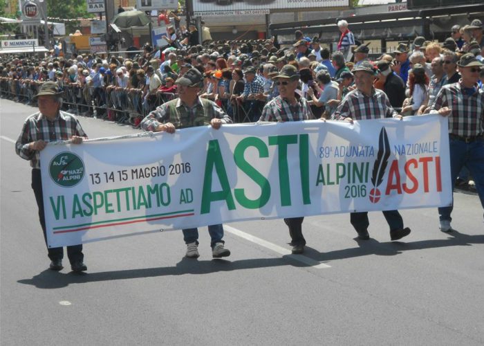 Alpini, la città ferita dal terremotopassa il testimone ad Asti per il 2016