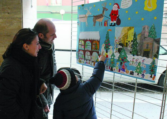 Ancora una domenica di festacon l'esposione dei disegni natalizi