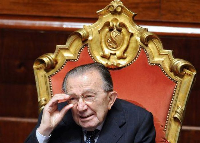 Andreotti/ Camera ardente a casa, domani funerali privati