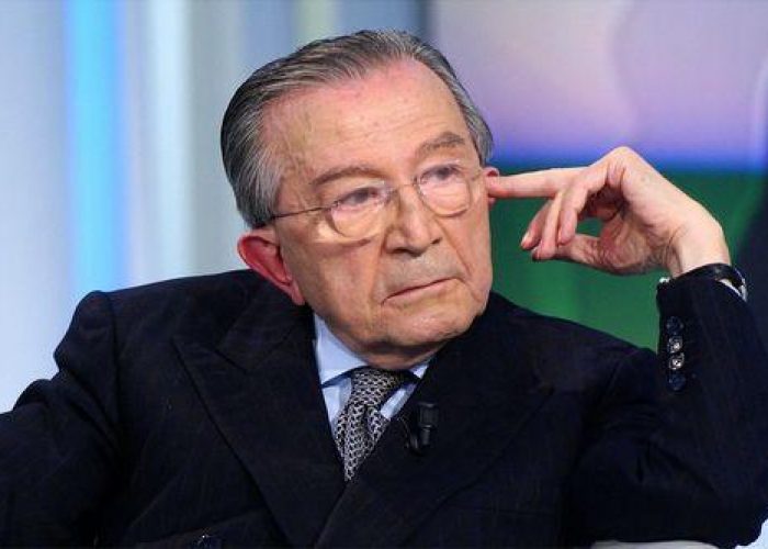 Andreotti/ Feretro lascia chiesa dopo funerali, folla applaude