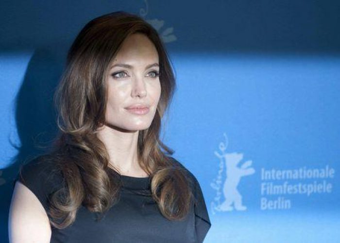 Angelina Jolie posa nuda per ritratto dopo la mastectomia