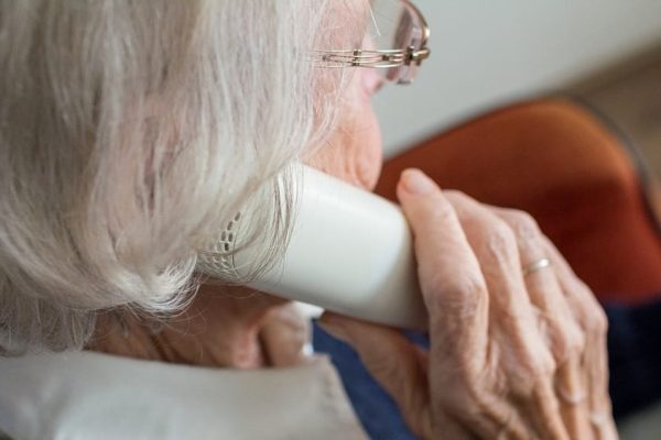 anziana telefono