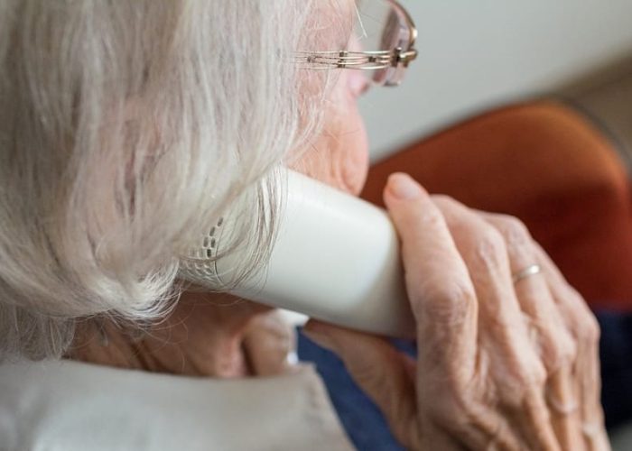 anziana telefono