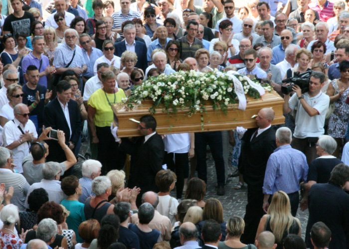 Applausi e lacrime ai funeralidella tabaccaia assassinata