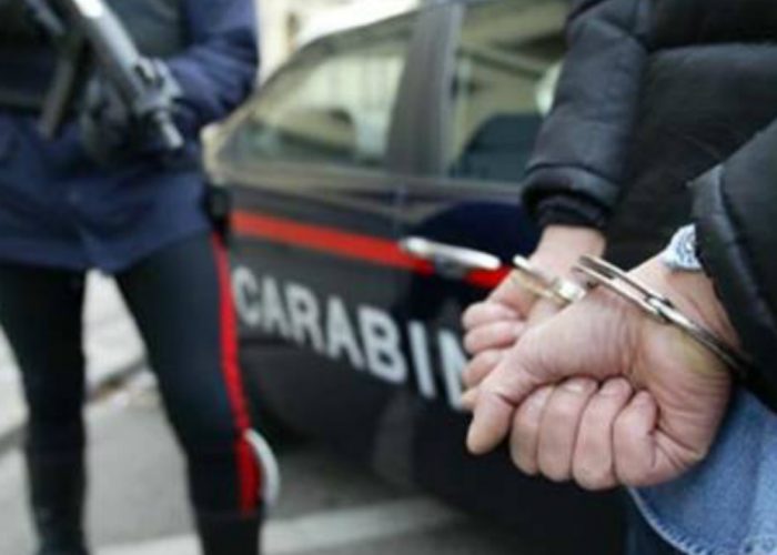 Arrestato per violenze sulla moglie,aggredisce anche i carabinieri
