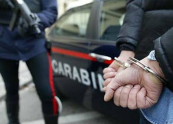 Arrivano al distributore con arnesi da scassoTrovano carabiniere e poliziotto liberi dal servizio