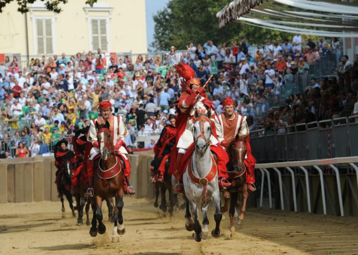 Asti corre il suo Palio, tra i favoritiSan Paolo, la Signora e San Lazzaro