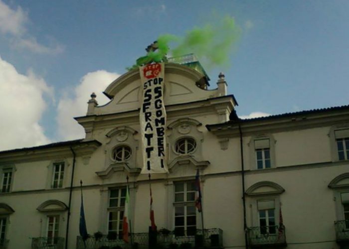 Aumentano le famiglie fuori casa:lo striscione contro sfratti e sgomberi