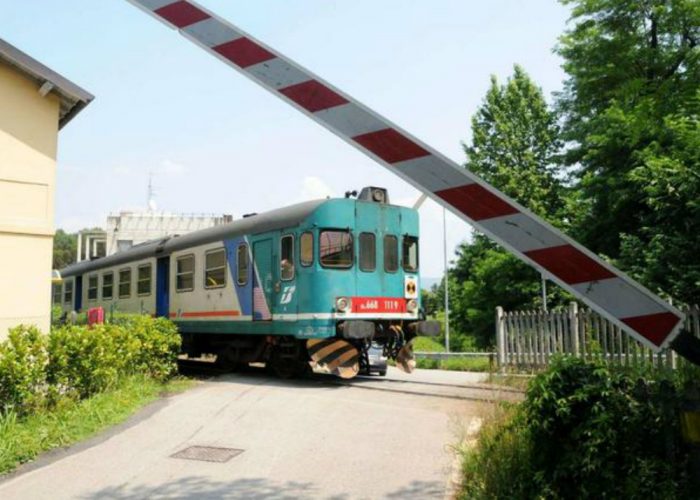 Auto bloccata sui binari, polizia salva pensionato