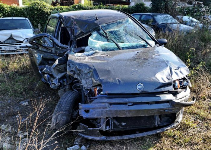 Auto distrutta, esce illesa da scontro con camion
