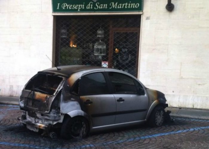 Auto in fiamme in piazza StatutoL'incendio era doloso?