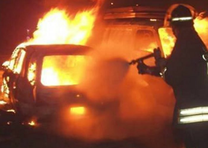 Auto in fiamme in Praia: si pensa a un incendio doloso