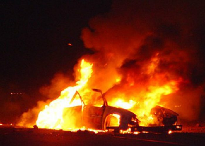 Auto in fiamme nella notte a Praia
