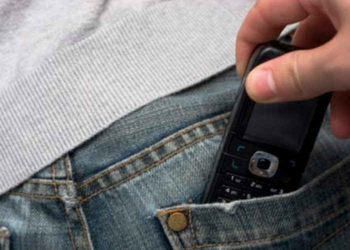 Aveva rubato un cellulare, denunciato 21enne