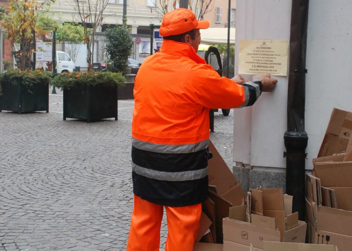 Avvisi gialli in centroper i rifiuti fuori ora