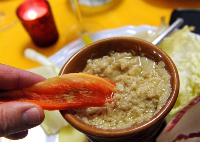 Bagna Cauda Day in 50 localie il coraggio del bacio a mezzanotte
