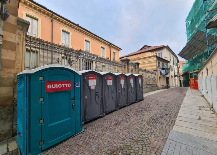 bagni chimici davanti alla Sinagoga di Asti