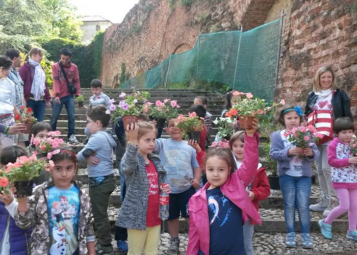 Bambini giardinieri alle Antiche MuraOra larea verde è più colorata