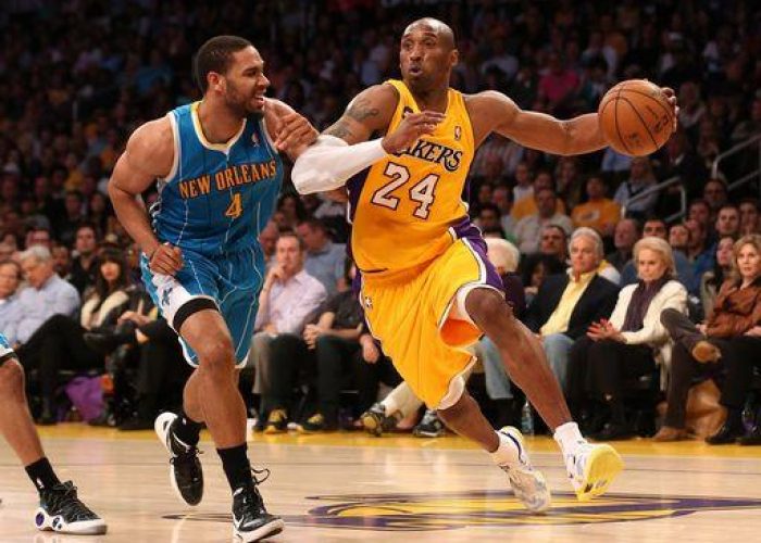 Basket/ Nba: Immenso Bryant, sorpasso dei Lakers