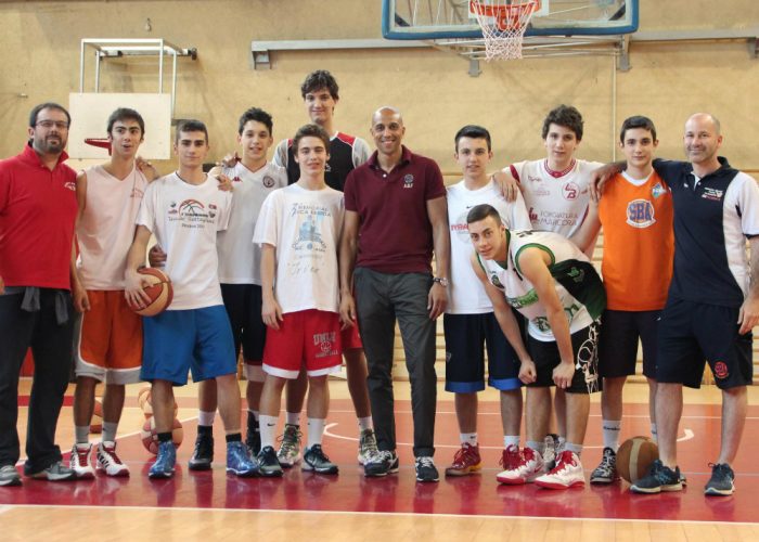 Basket, visita a sorpresa di Carlton Myers alla formazione Under 17 Eccellenza