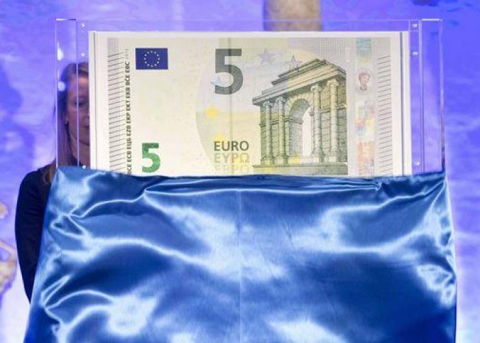 Bce/ oggi decide sui tassi. Debutta la nuova banconota da 5 euro