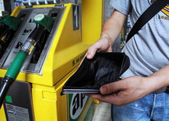 Benzina/ Ancora su la verde, arriva a un passo da quota 1,85 euro