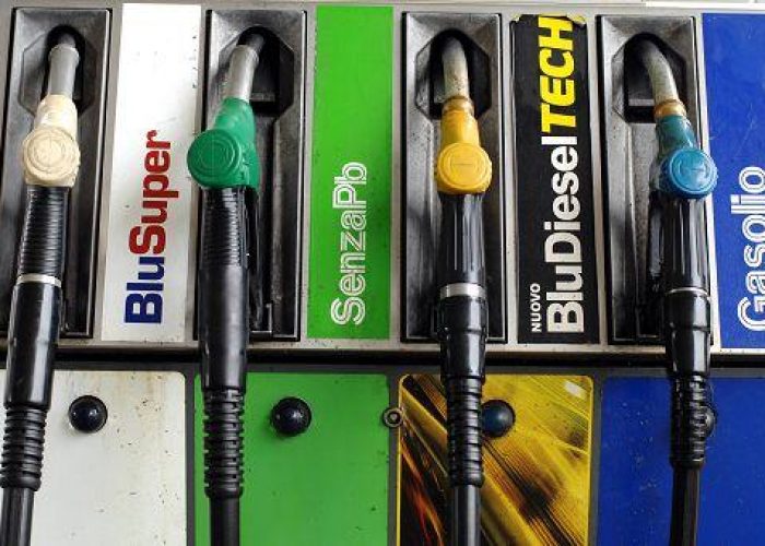 Benzina/ Cali sui listini, ma punte verde ancora sopra 1,8 euro