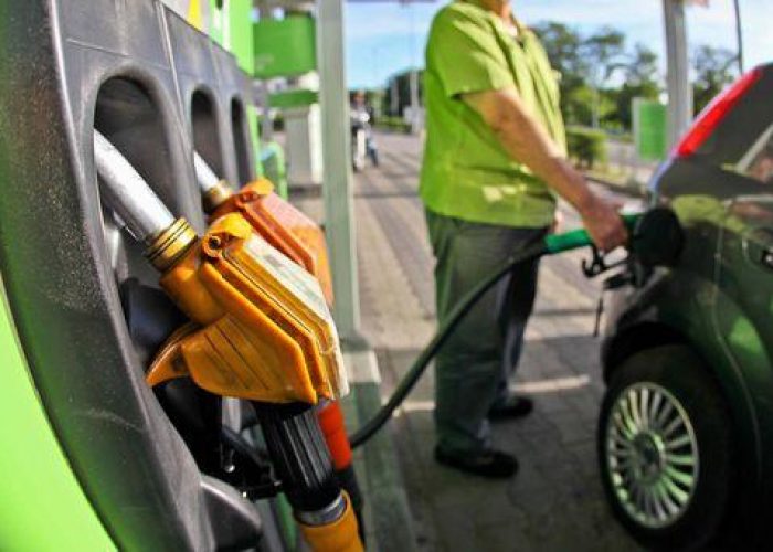 Benzina/ Codacons: In autostrada viaggia a quota 1,98 euro