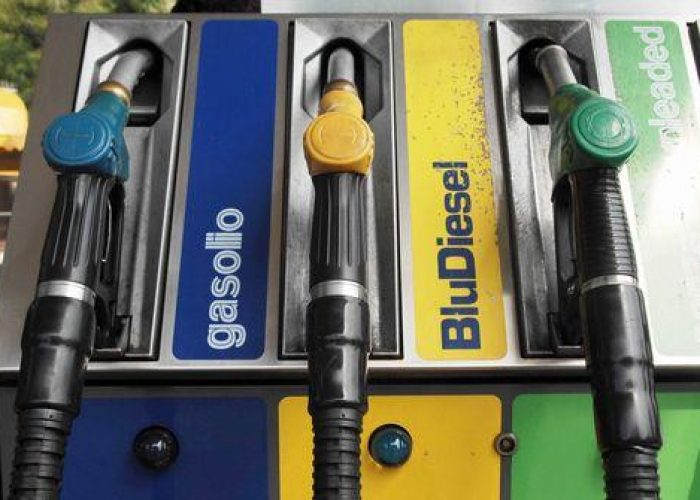 Benzina/ Codacons: Stangata a Ferragosto, +560 mln rispetto 2011