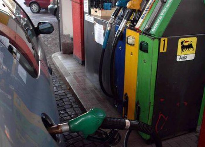 Benzina/ Crollano quotazioni internazionali, ma prezzi fermi