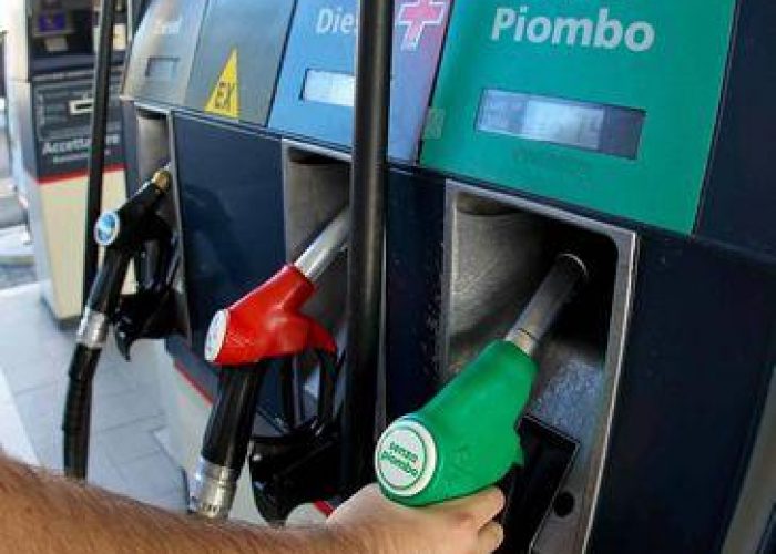 Benzina/ Prezzi si assestano al ribasso, verde a 1,878 euro