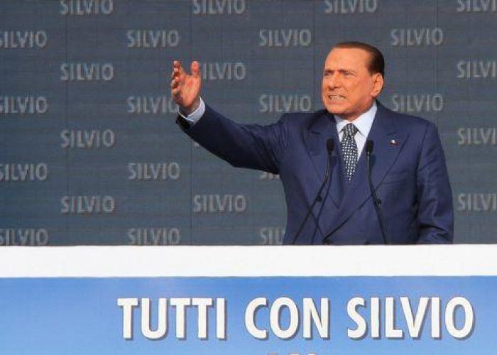 Berlusconi alza posta con Bersani: Governo con noi o voto