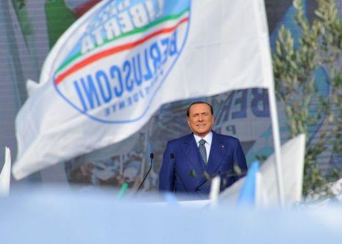 Berlusconi/ In centinaia a Roma chiedono l'ineleggibilità