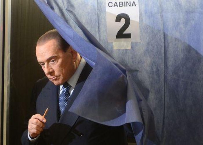 Berlusconi/ Indagato a Napoli per presunta corruzione