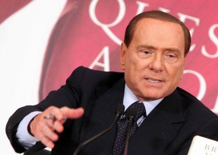 Berlusconi: Ora Monti sciolga riserva, io resto a disposizione