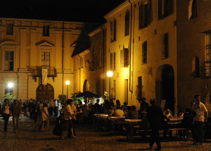 Bicchiere al collo e piatto in manoAl rione Cattedrale torna Gustadom