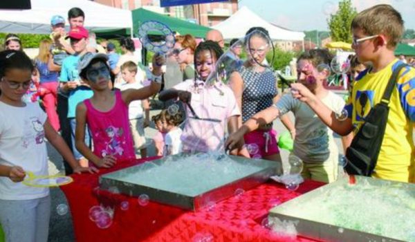 Bimbi in festa in via Madre Teresa